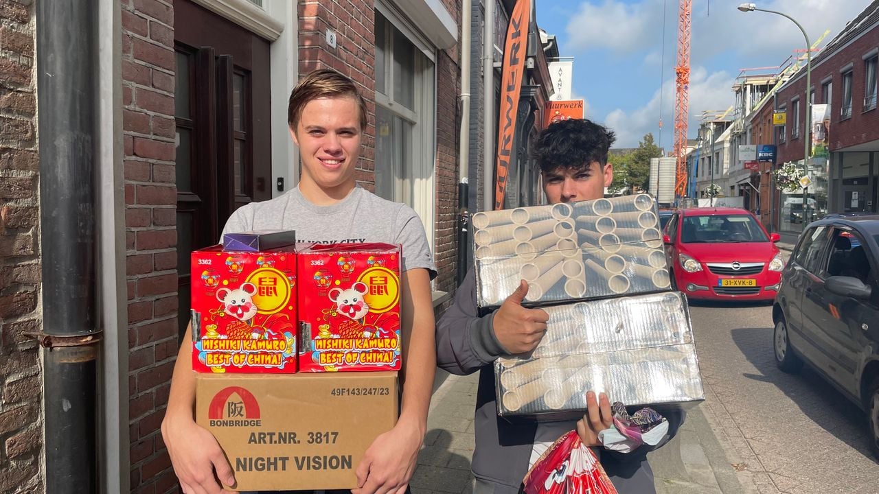 Het vuurwerk gaat met stapels tegelijk mee naar huis (foto: Imke van de Laar).