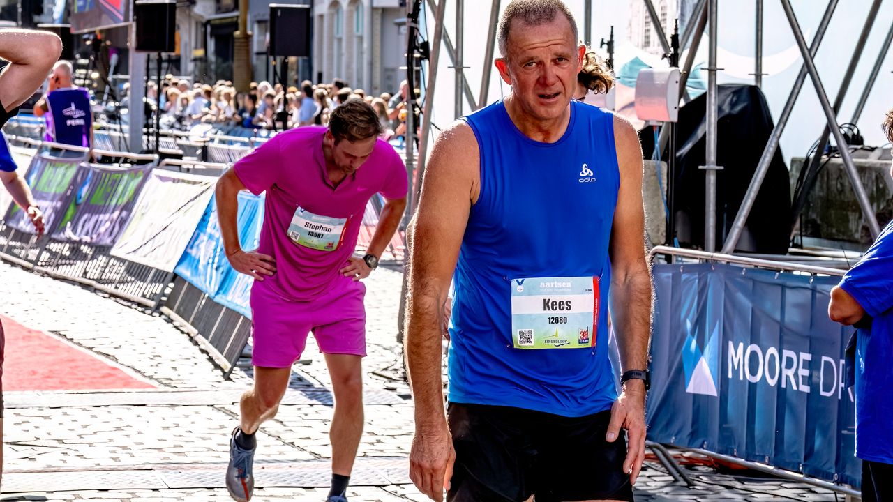 Kees had zich zichtbaar leeggelopen tijdens de Singelloop, maar wél mooi de finish gehaald (foto: Marcel  van Dorst).