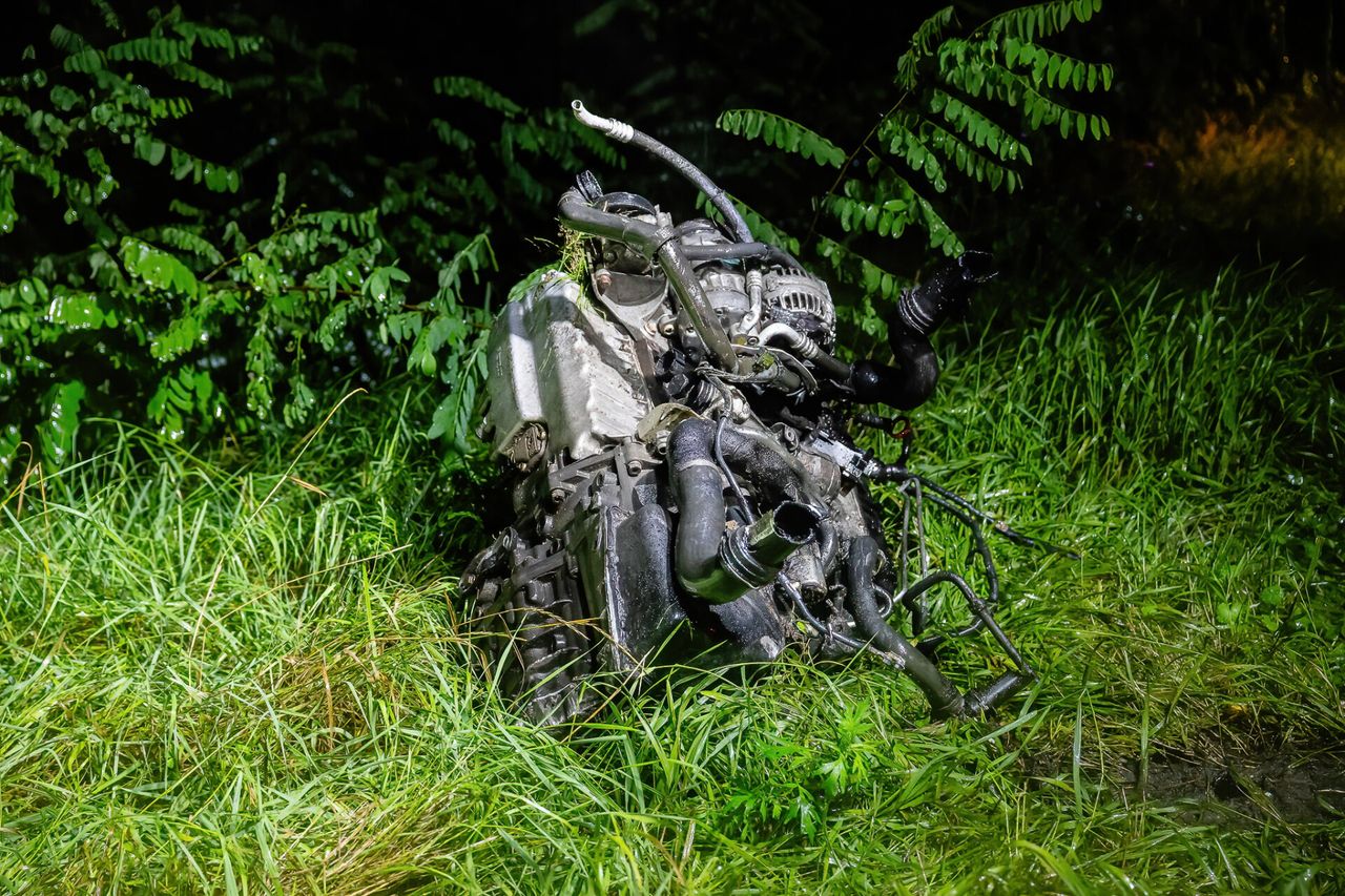 Het motorblok belandde 20 meter verderop in de berm. (Foto: Foto: Jack Brekelmans/SQ Vision Mediaprodukties)