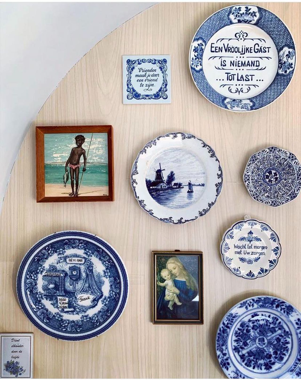 Het blauwe servies en het geboortebordje van Frank. (Foto: Frank Sins)