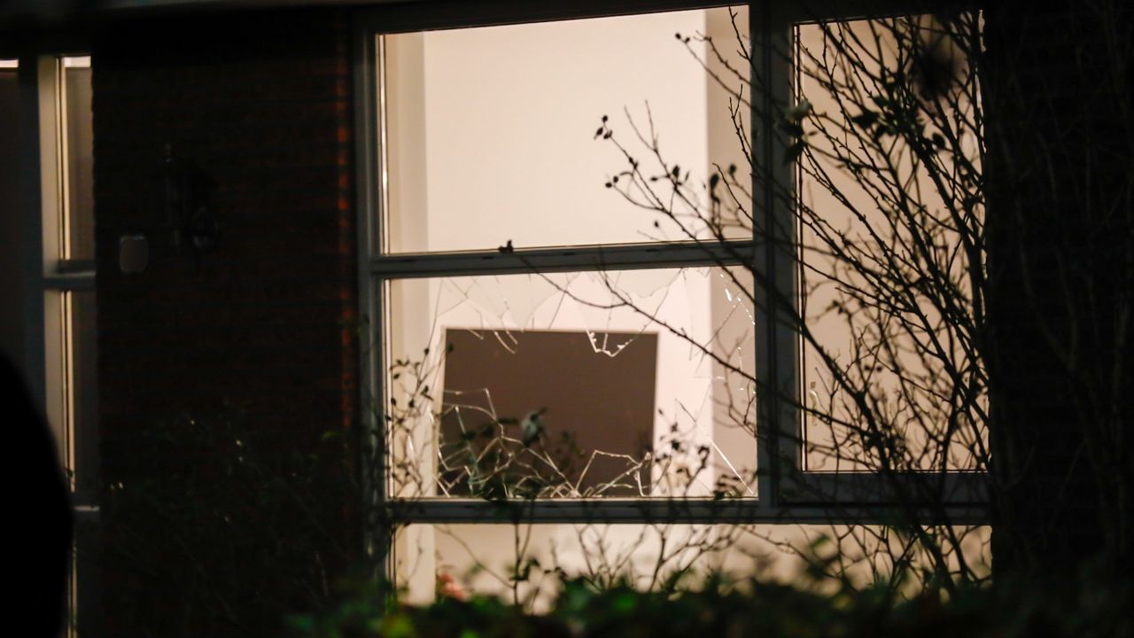 Het raam waar de brandbom naar binnen werd gegooid (foto: Christian Traets / SQ Vision). 