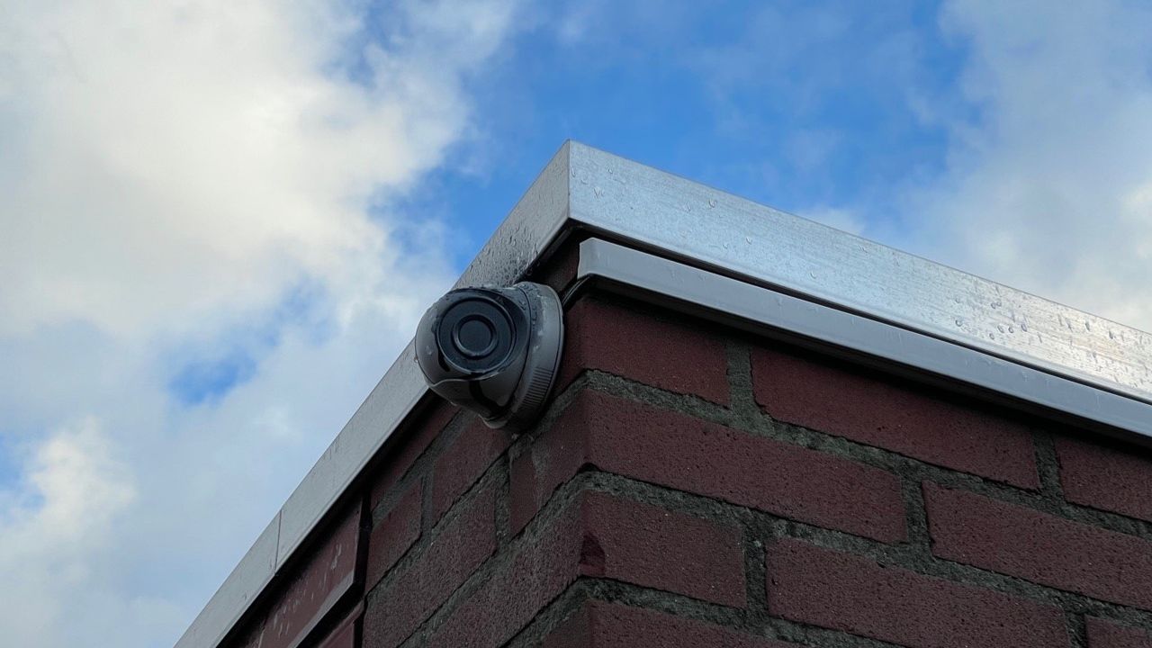 Ook deze camera moest het ontgelden (foto: Omroep Brabant).