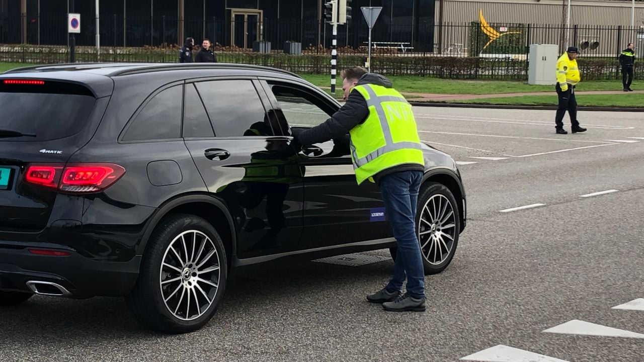 Overleg tussen NFI en de politie achter het stuur  (foto: Willem-Jan Joachems)