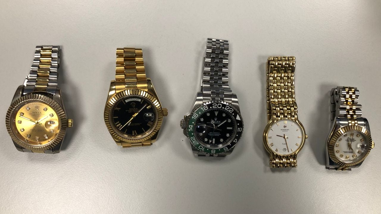 (nep)horloges die de politie afpakte, niet bij deze jongen van 19 (foto: Willem-Jan Joachems) 