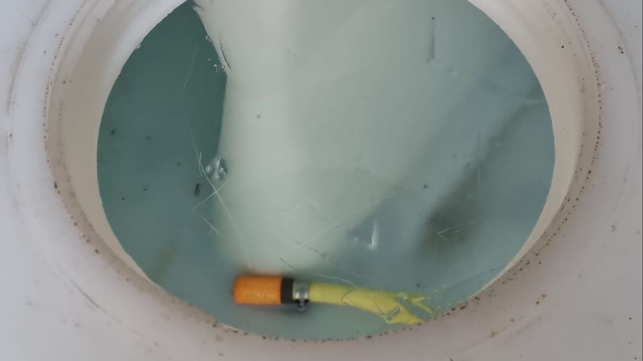 Zelfs de pompen en de watertank in het werkbusje van Mario zijn bevroren.