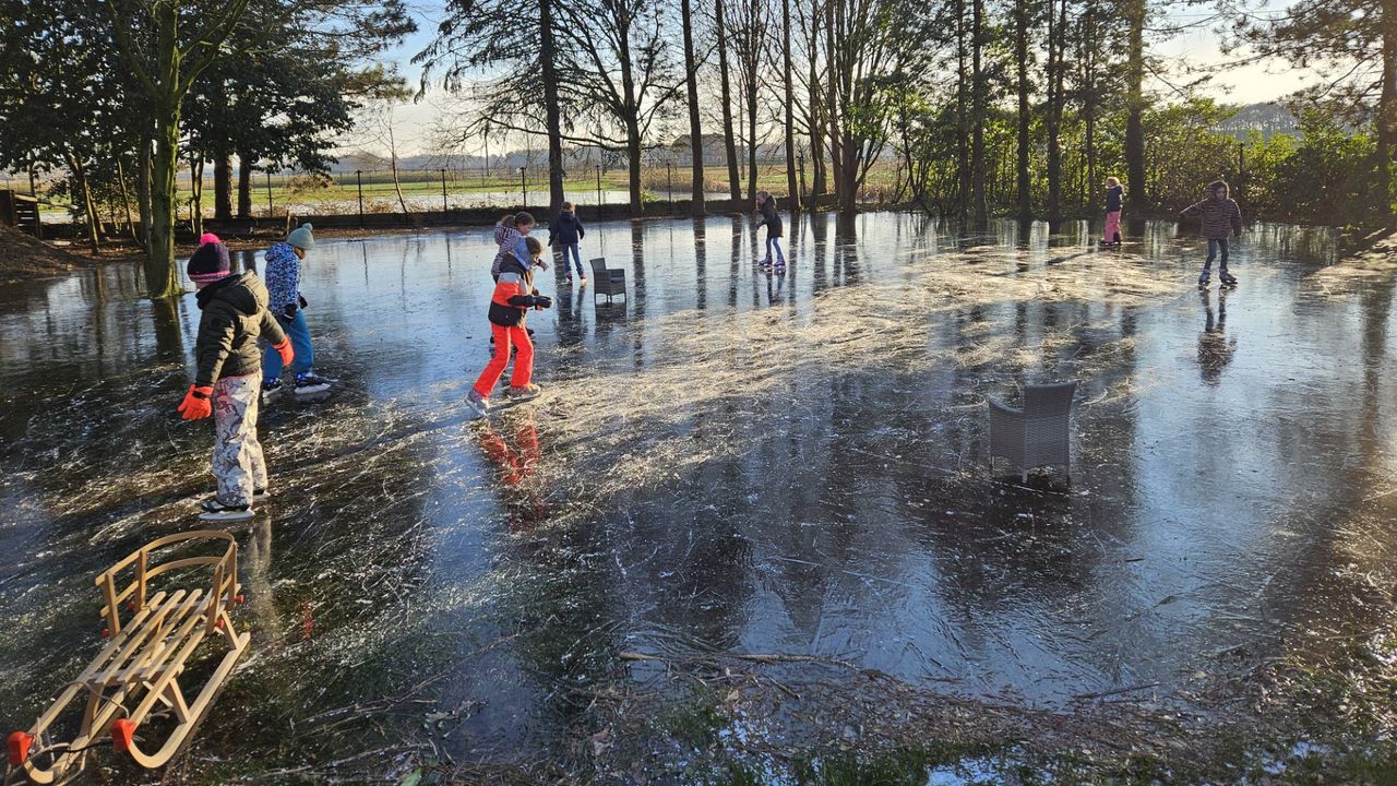 Een volgelopen tuin in Zundert zorgt voor veel schaatspret (foto: Nathalie Lonij).