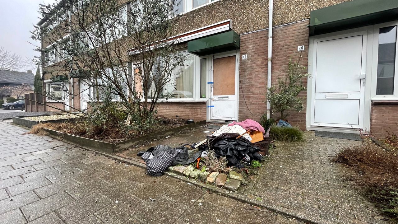 Het huis werd verzegeld, de ruit dichtgetimmerd (foto: Raymond Merkx).