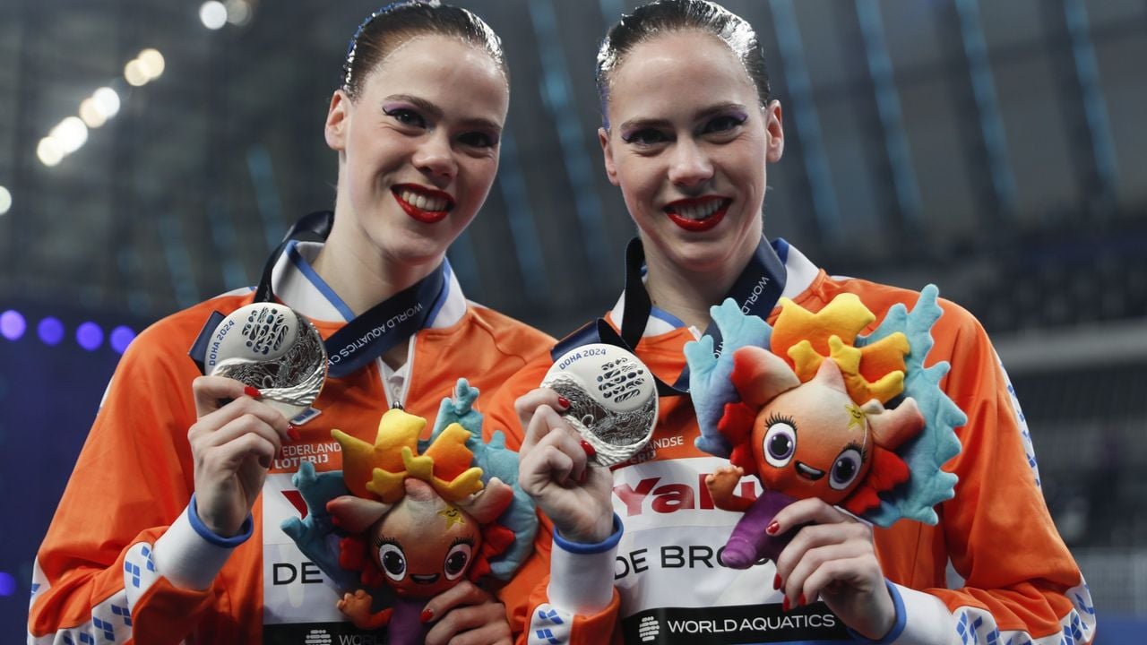 De zusjes De Brouwer showen trots hun zilveren medaille (foto: ANP)