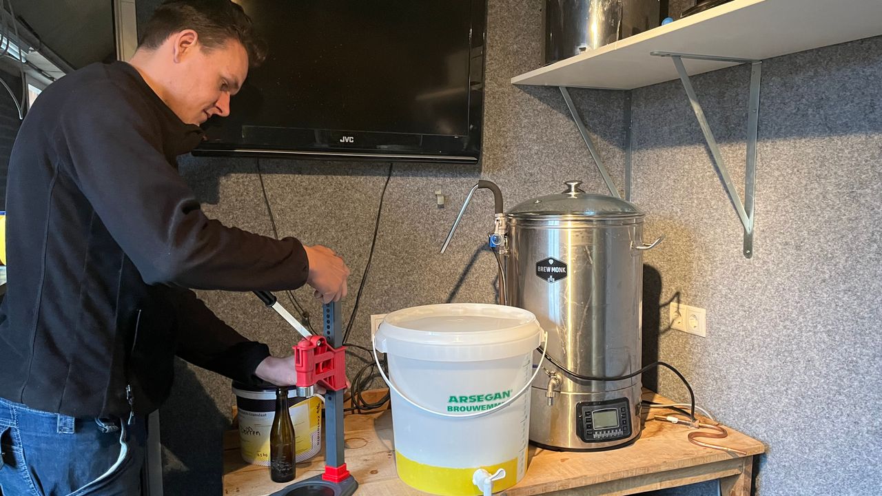 Jelle brouwt zijn eigen carnavalsbier in zijn schuur (foto: Megan Hanegraaf).