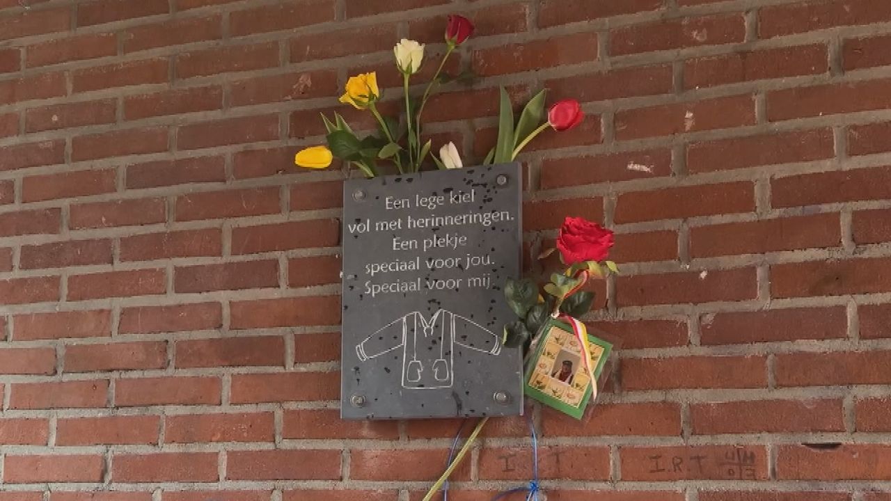 De gedenksteen voor overleden Oeteldonkers (foto: Omroep Brabant).