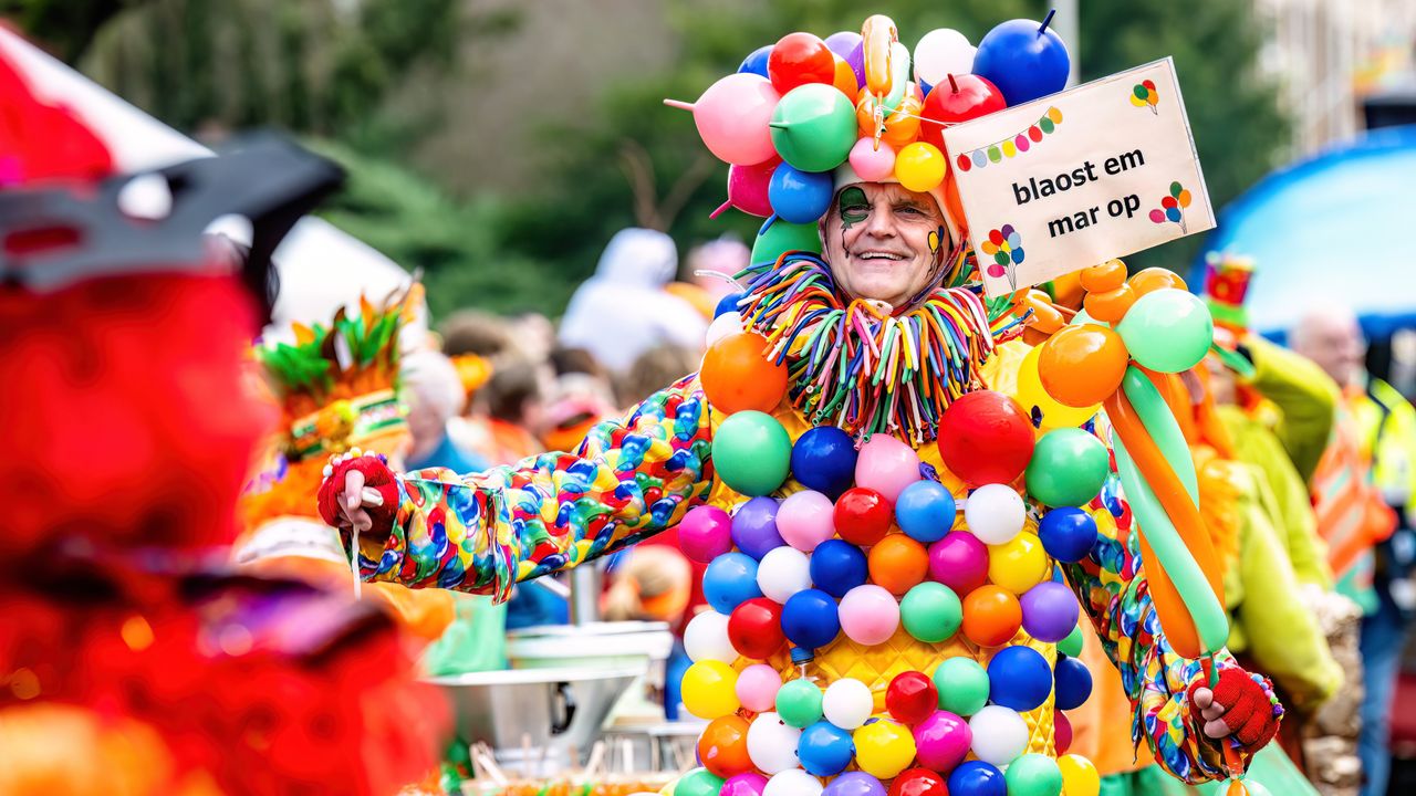 We vragen ons nog steeds af hoe deze man naar de wc gaat D'n Opstoet in Kruikenstad (foto: EYE4images).