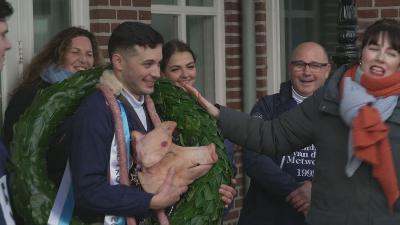 Van Eck met worst en varkenskop (foto: Omroep Brabant).