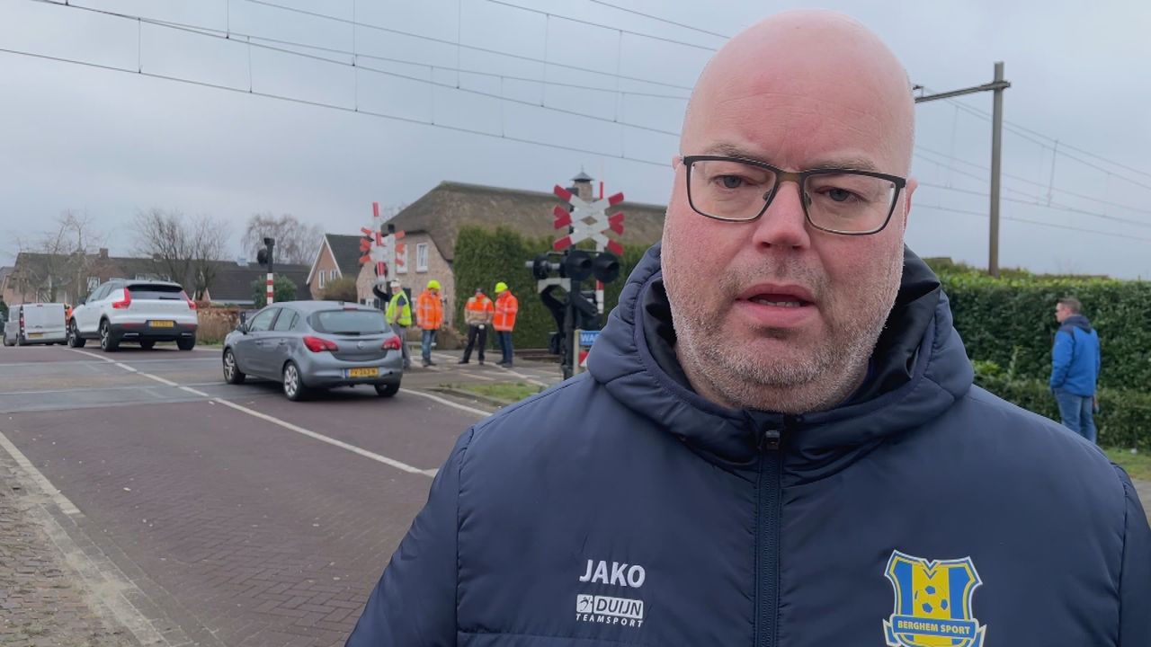 Willem van Kreij bij de spoorwegovergang.