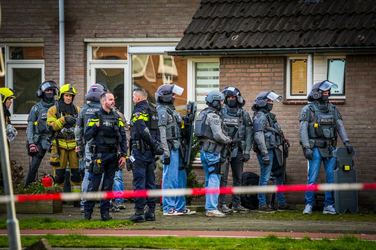 Een arrestatieteam ging bij het huis van de man naar binnen (afbeelding: SQ Vision)