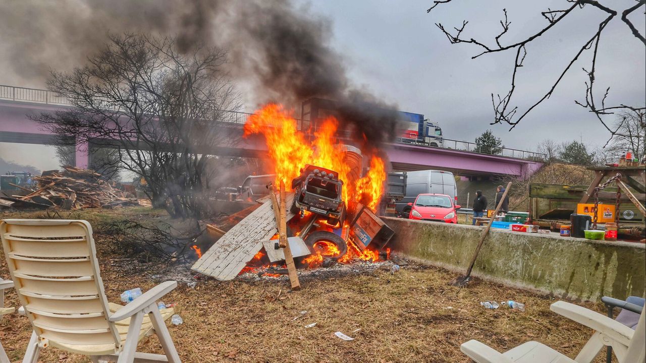 Boeren blokkeren de A67 (foto: Rico Vogels/SQ Vision)
