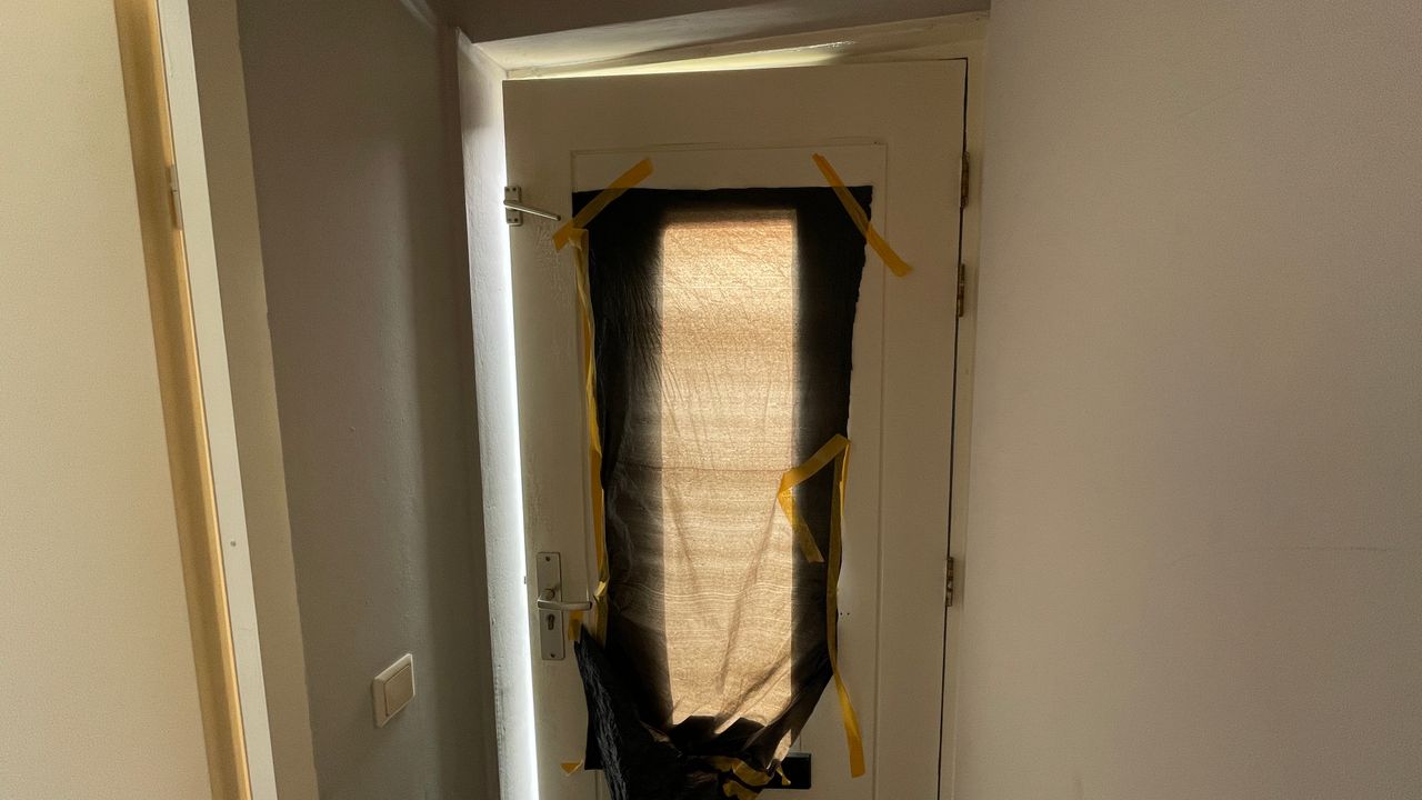 De ruit van de voordeur werd een half jaar geleden ingegooid (foto: Omroep Brabant).