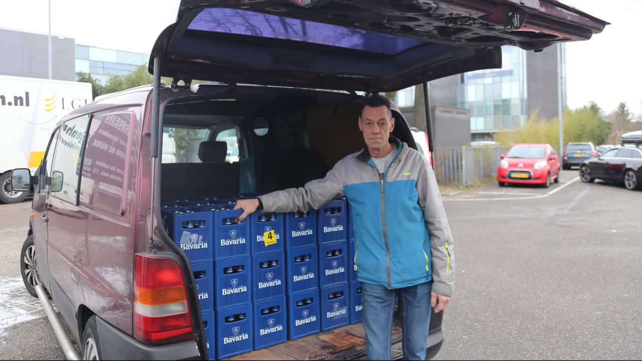 Johan bij z'n wagen met bier (foto: Omroep Brabant).