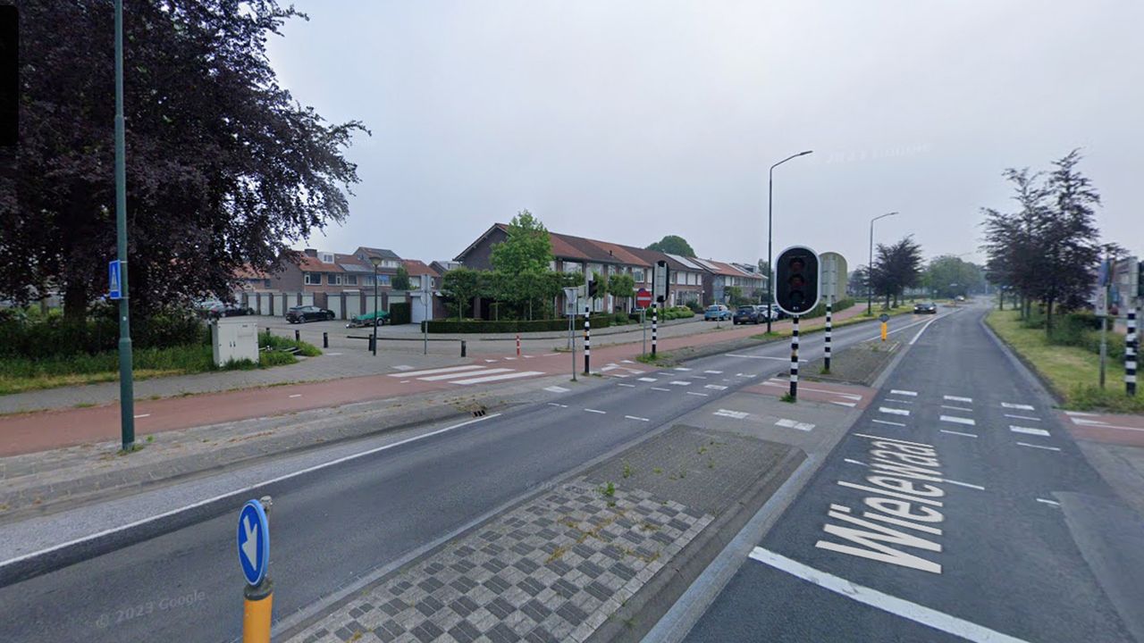 De kruising bij daglicht. Mitchel kwam van links. (Foto: Google Maps)
