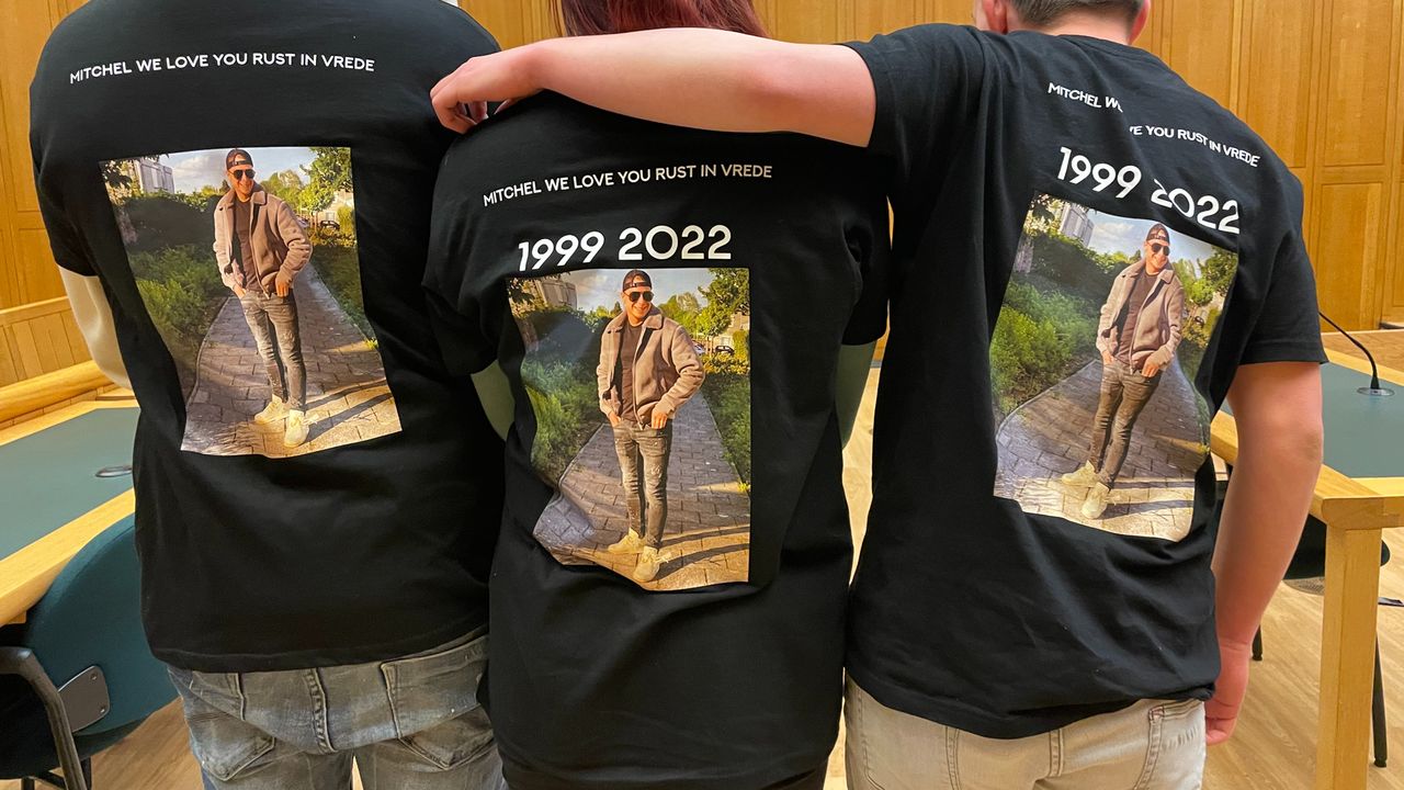 De broers en zus van Mitchell droegen een speciale shirt tijdens de zitting. 