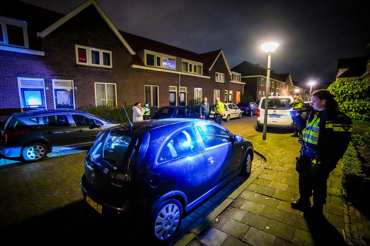 Auto's in de straat raakten beschadigd door stukken voordeur (Foto: SQ Vision).
