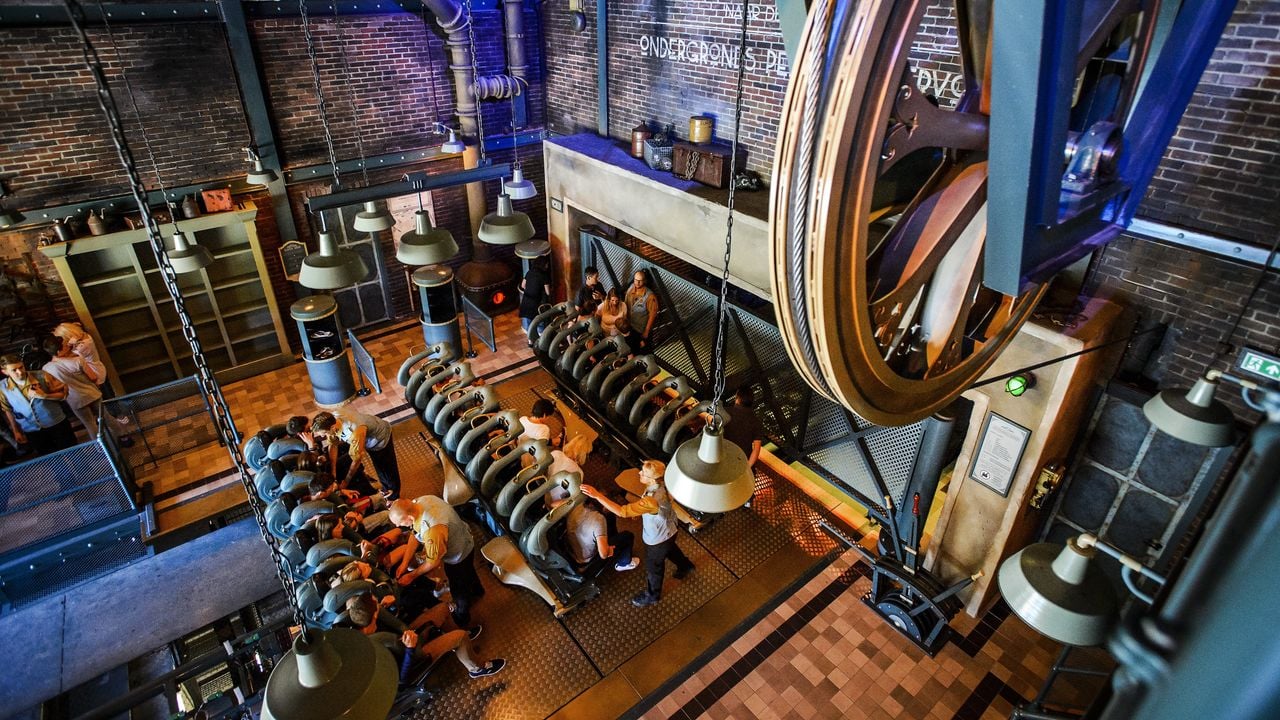 Vijf operators waken over de veiligheid bij de attractie.  (Foto: ANP)