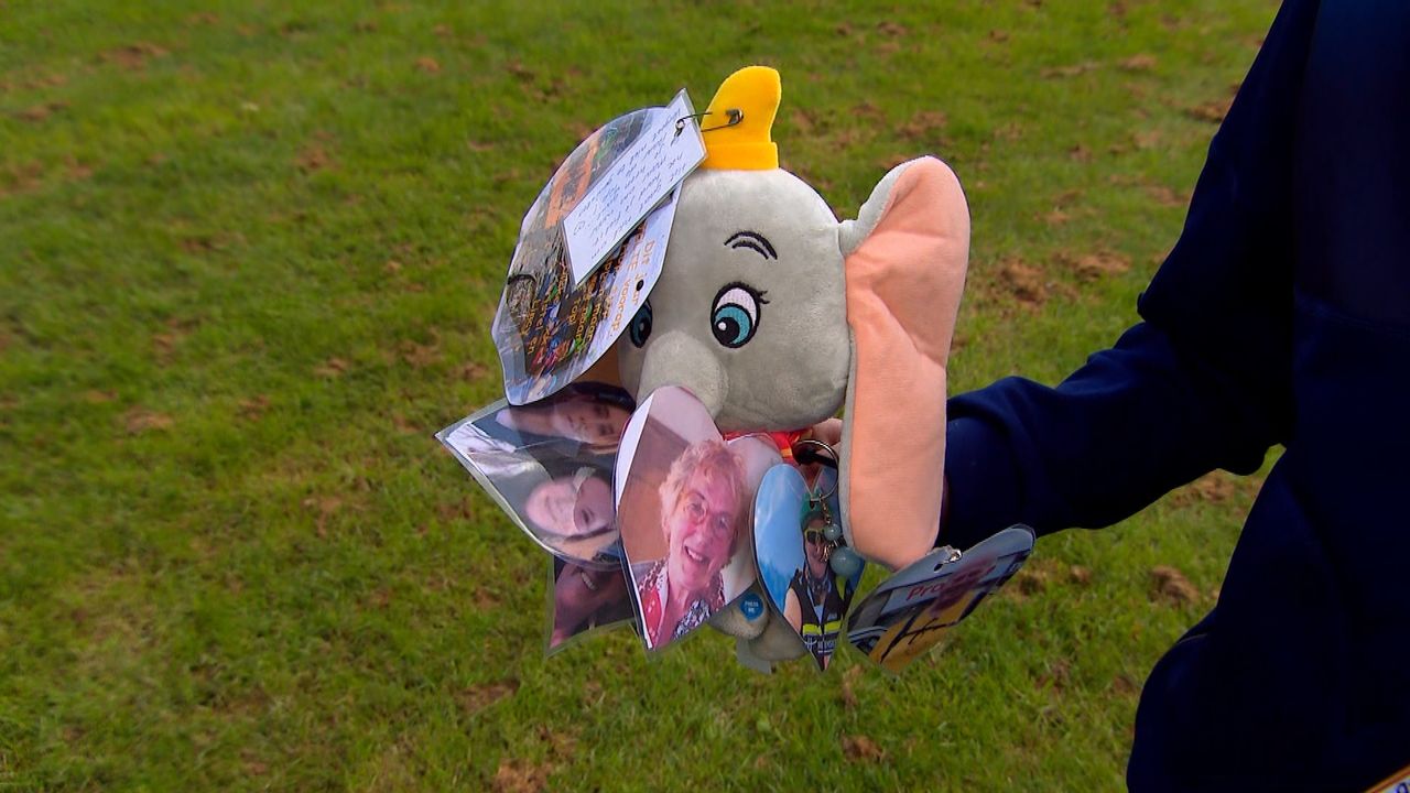 De knuffel die meegaat de berg op (foto: Omroep Brabant).