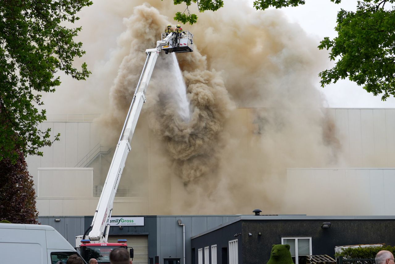 De brandweer met een hoogwerker in actie (foto: SQ Vision/Gabor Heeres).