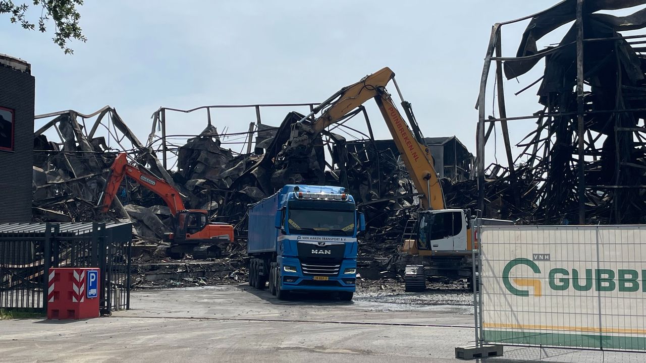 De opruimwerkzaamheden zijn vrijdag in volle gang (foto: Imke van de Laar).