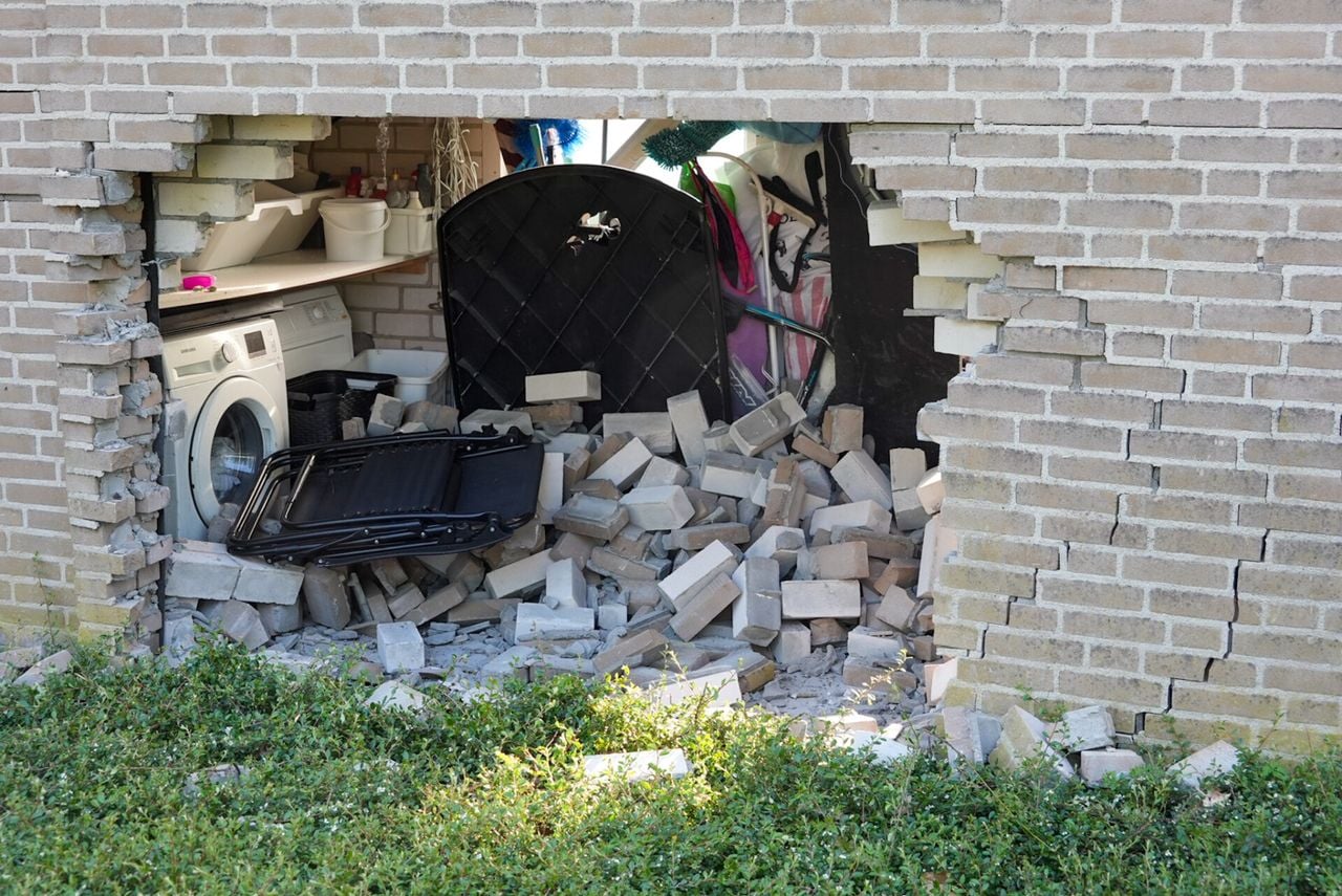 De schade aan het huis is groot (foto: SQ Vision/Gabor Heeres).