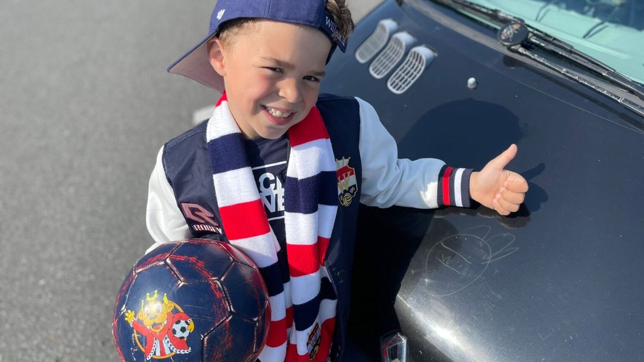 Naoufal toont trots zijn kunstwerk (foto: Joyce Timmermans).