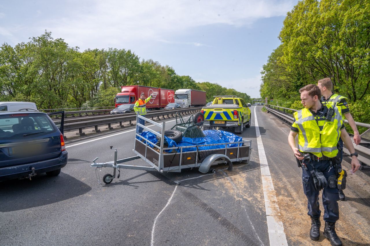 De aanhanger blokkeerde de A67 (foto: SQ Vision).