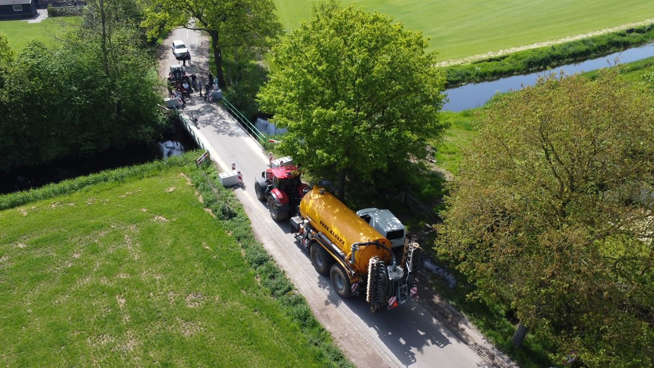 Met een tractor wordt de weg voor de betonblokken geblokkeerd (Meesters Multi Media).