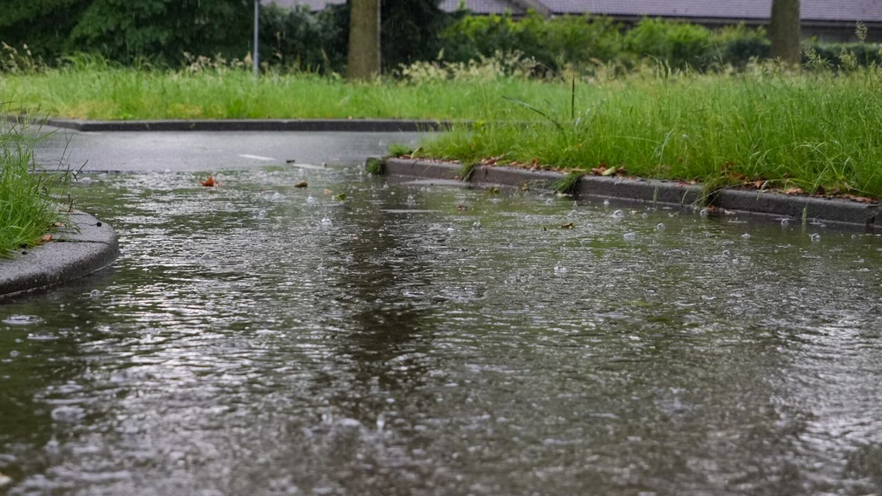 Het fietspad staat onder water (foto: Gabor Heeres/SQ Vision).