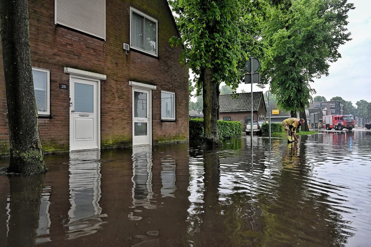 In Oisterwijk liepen de straten onder water (foto: Toby de Kort/SQ Vision). 