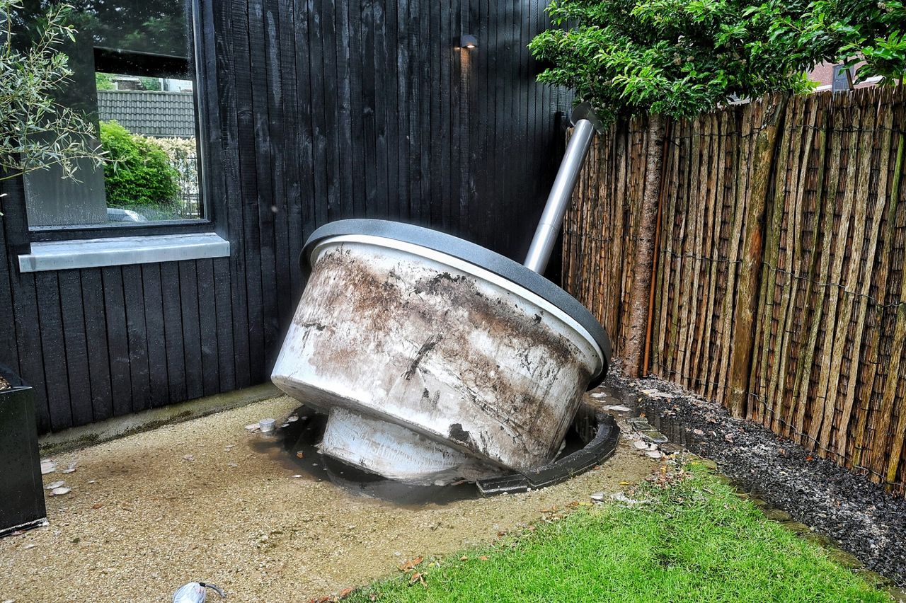 De hottub in Oisterwijk werd door het water omhoog gedrukt (foto: Toby de Kort/SQ Vision). 