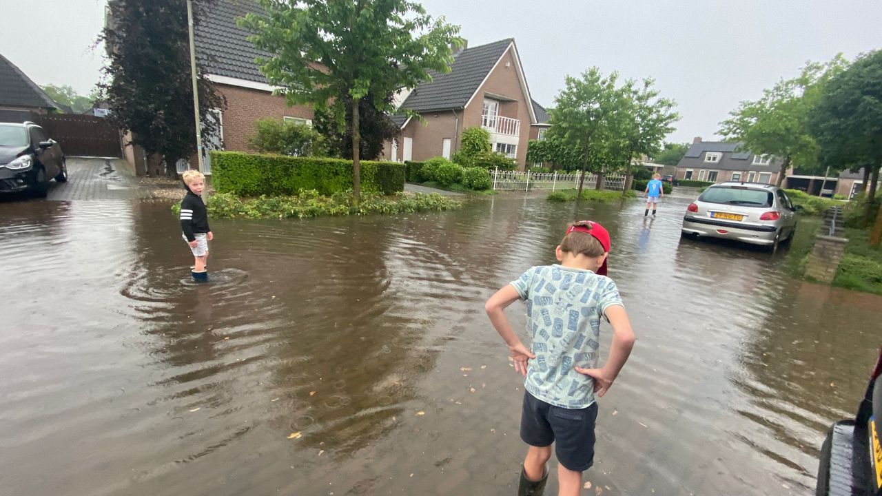 De kinderen van Carlijn spelen in het water (privéfoto).