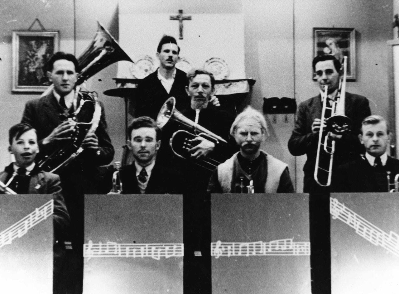 Gerrit (linksonder) in 1949 (foto: Helma Verhoeven-Jacobs).