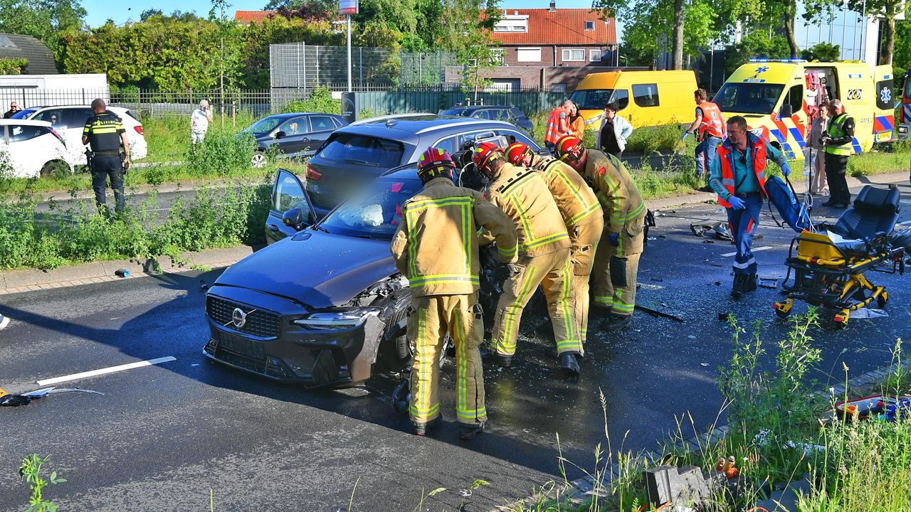 De brandweer moest de man uit zijn auto bevrijden (foto: SQ Vision/Rico Vogels).