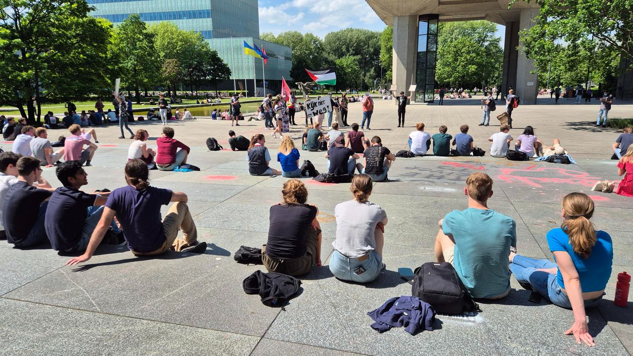 De demonstranten liepen van het station naar de universiteit (foto: Omroep Brabant).