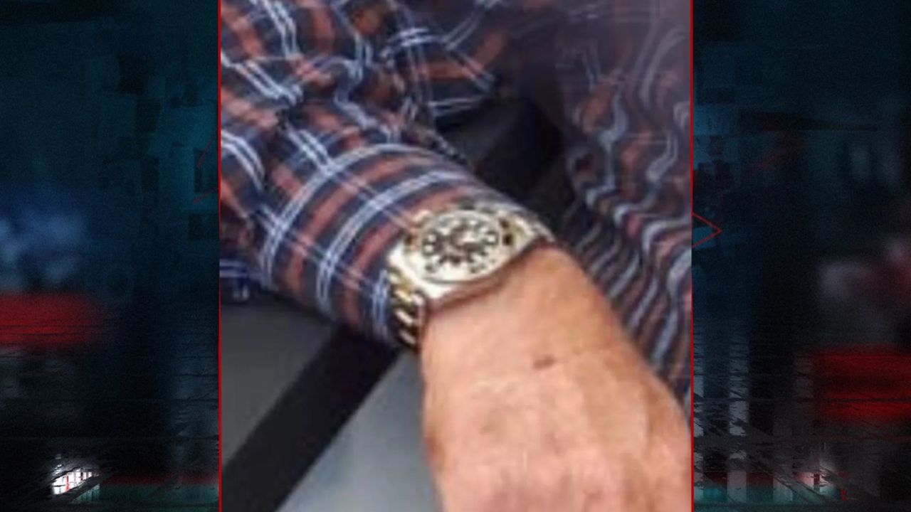 De man is zijn Rolex kwijt. 