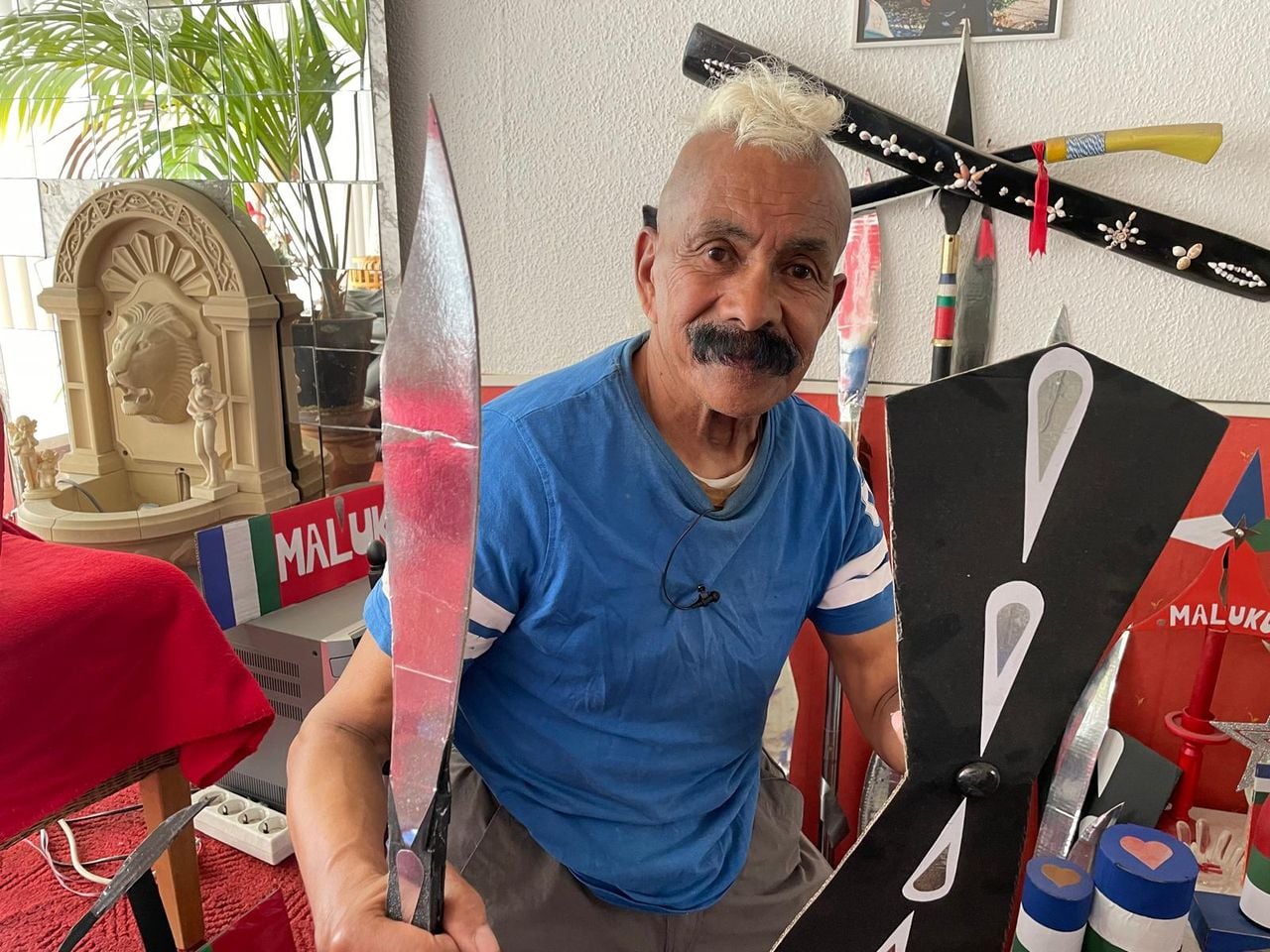 Oom Piet met zijn zelfgemaakte traditionele tombak (foto: Erik Peeters).