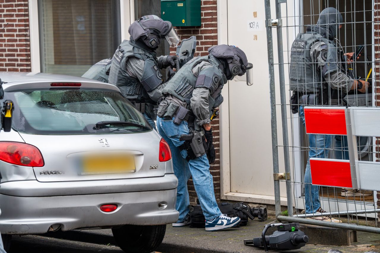 Politie doet inval (foto: Dave Hendriks / SQ Vision).