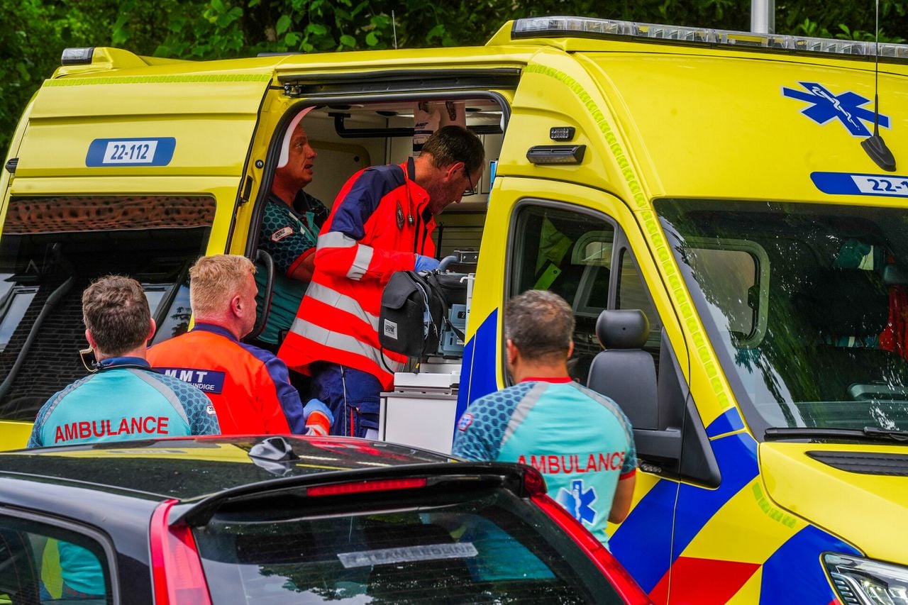 Het slachtoffer is met de ambulance naar het ziekenhuis (foto: SQ Vision/Dave Hendriks).