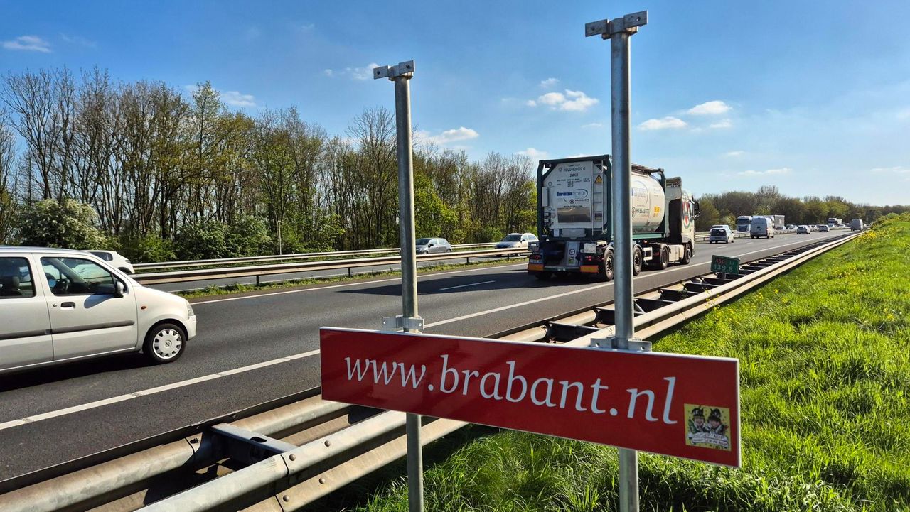 In april verdween het bord bij de A50 in de buurt van Ravenstein (foto: Collin Beijk).