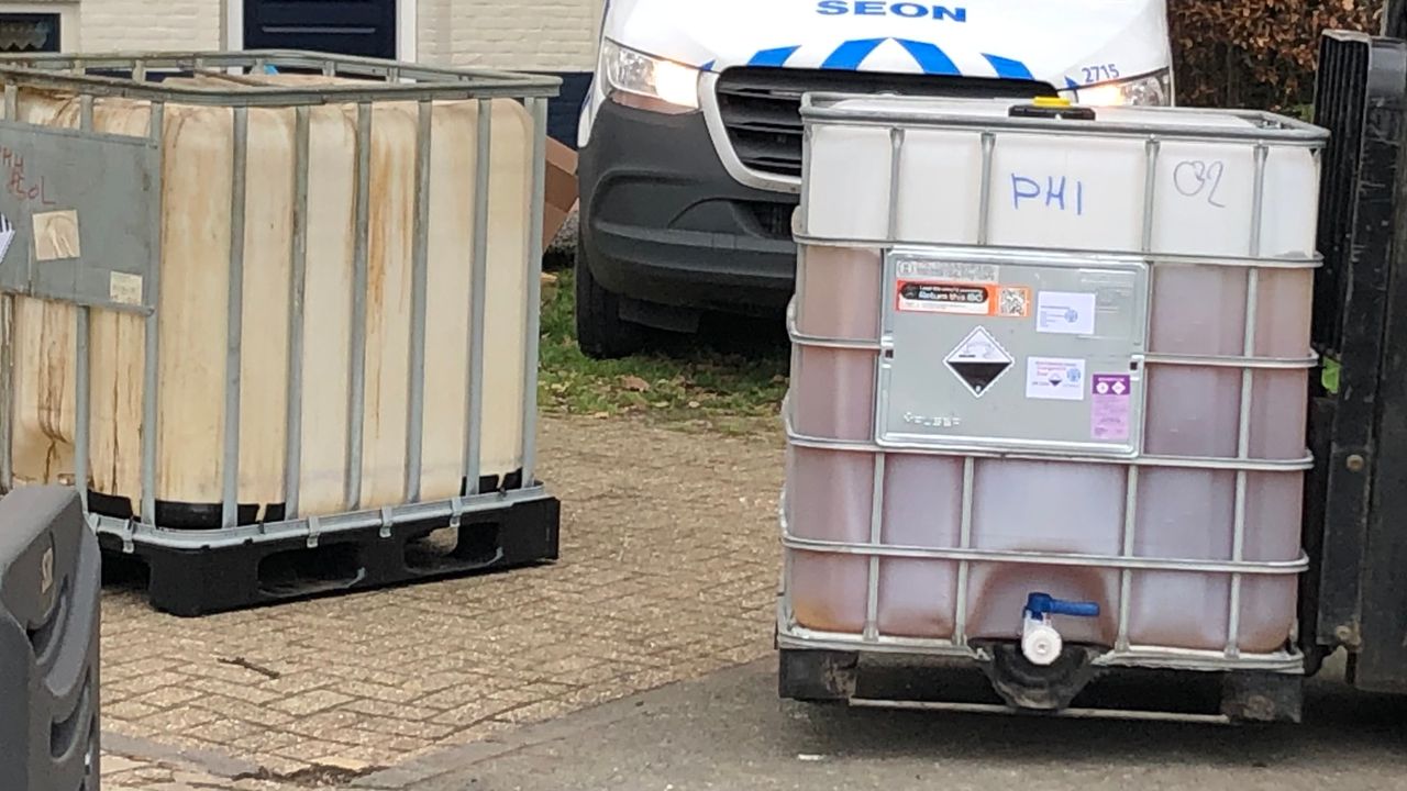 Vaten met chemische stoffen (foto: Willem-Jan Joachems)