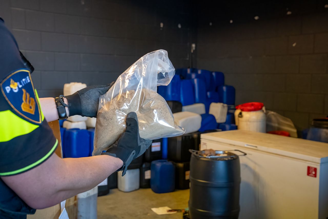 Specialisten van de politie onderzoeken wat er precies in de vaten en zakken zit (foto: SQ Vision/Iwan van Dun).