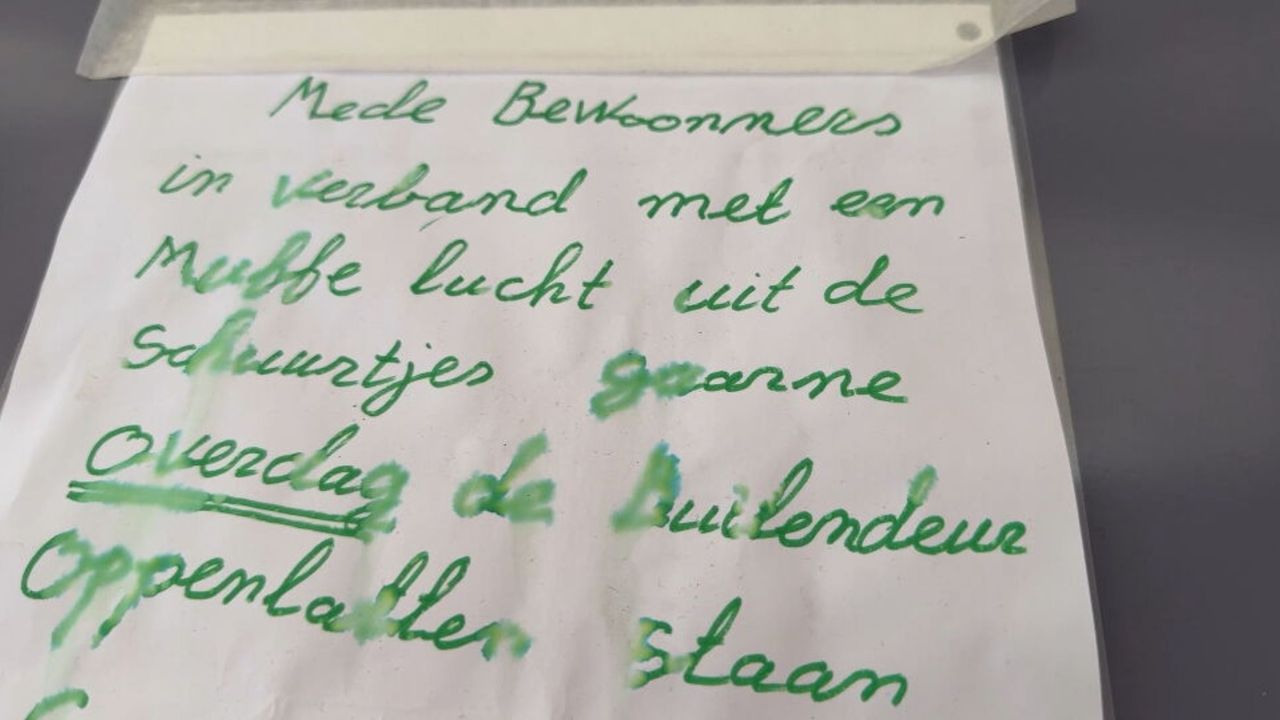 Het briefje van Harrie in de trappenhal.