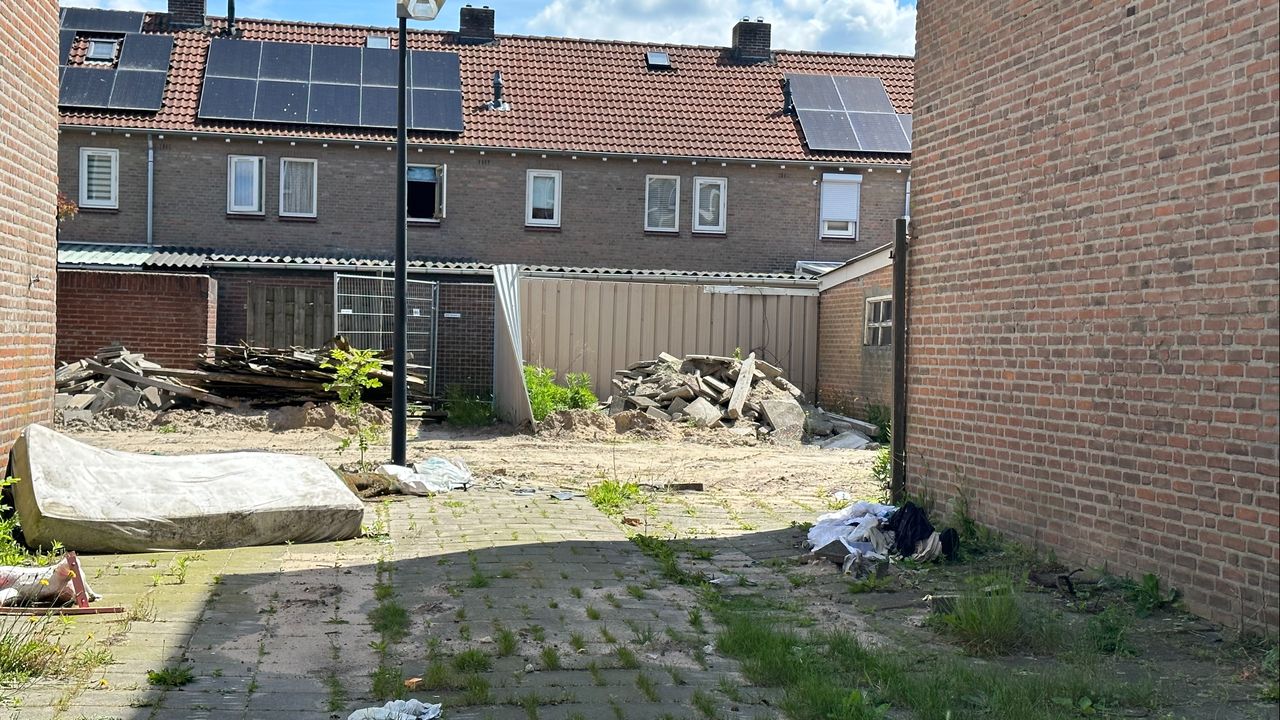Een matras bij het leegstaande huis.