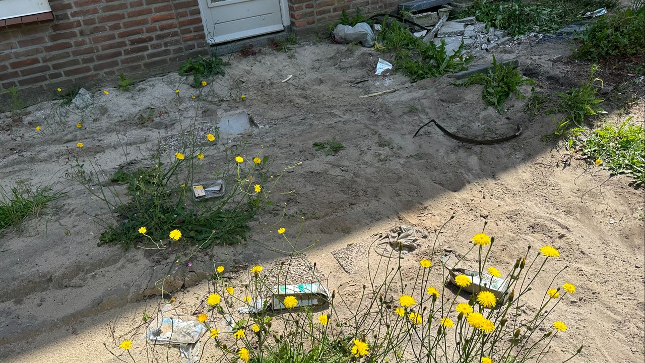 Troep in de tuin van het huis.