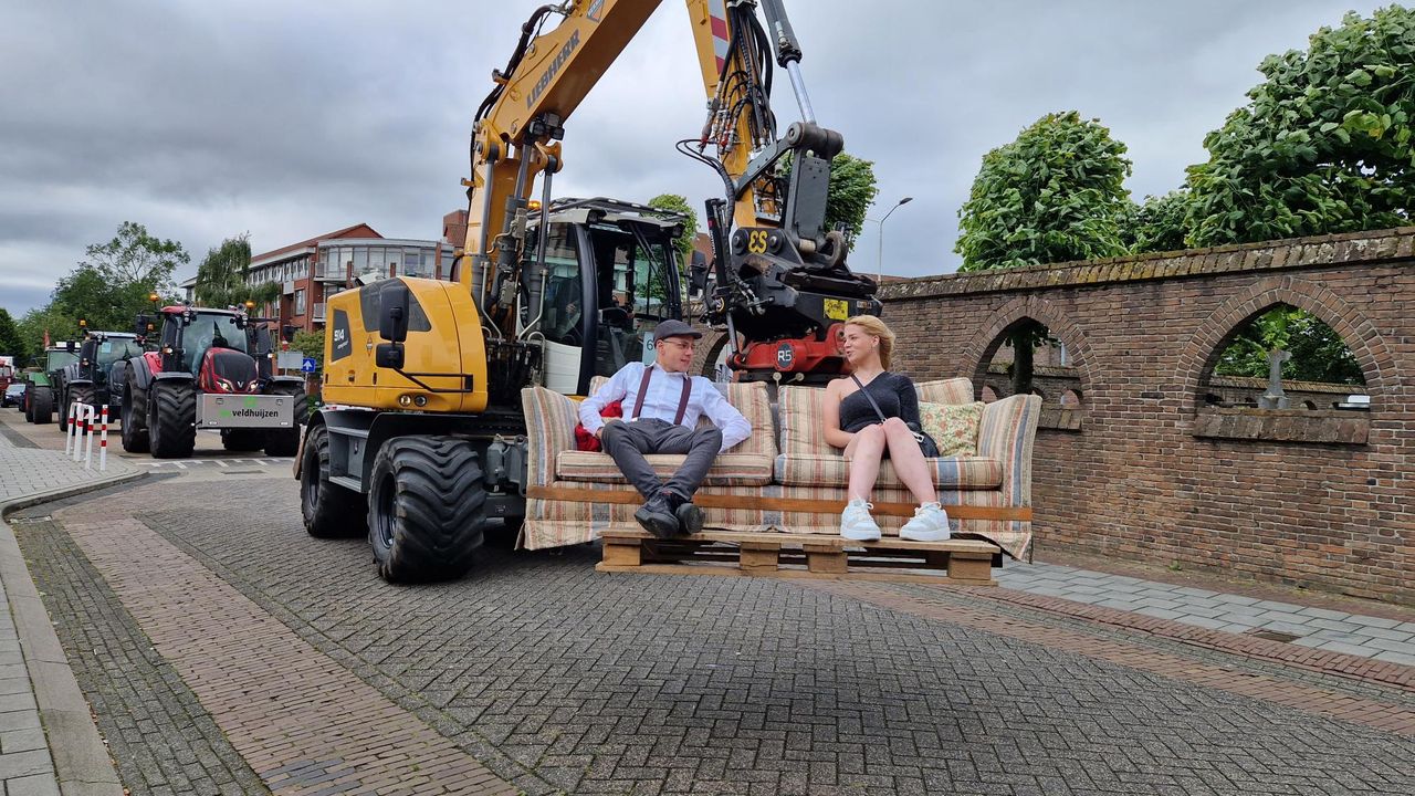 Tessa en Gijs zitten in de bak van een graafmachine. (foto: Omroep Brabant).